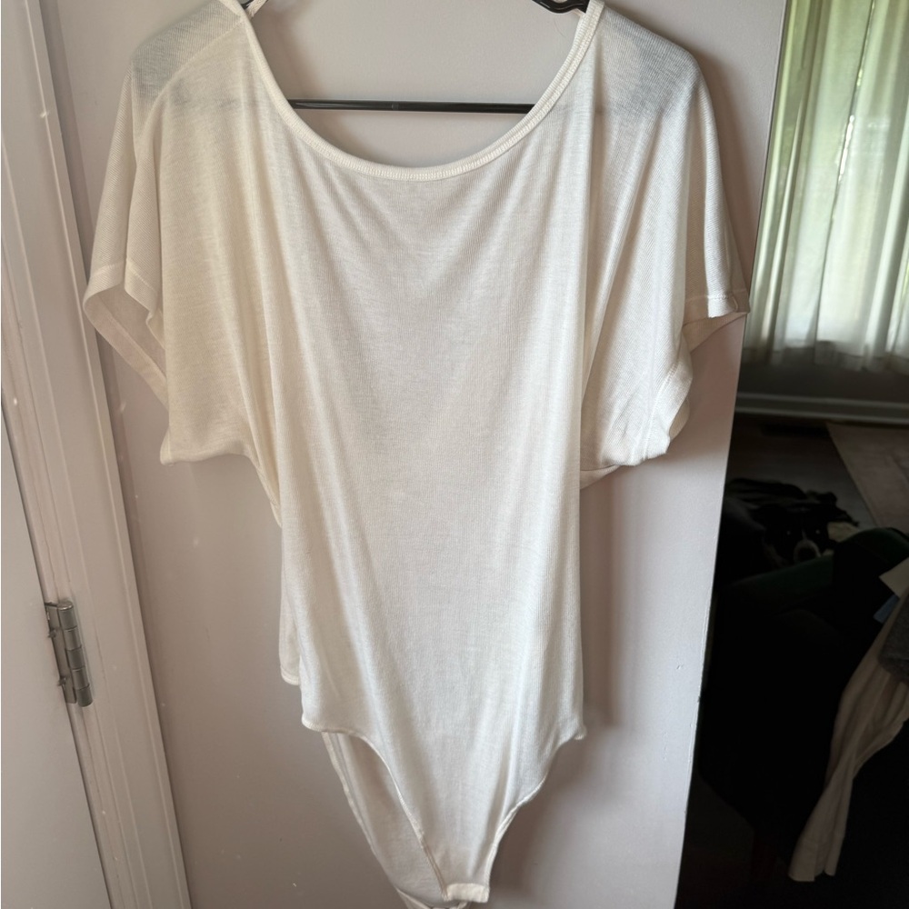 Never worn! Free People low back flutter Sleeve Bodysuit